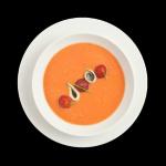 Sopa de tomate con fresas del maresme y boquerones